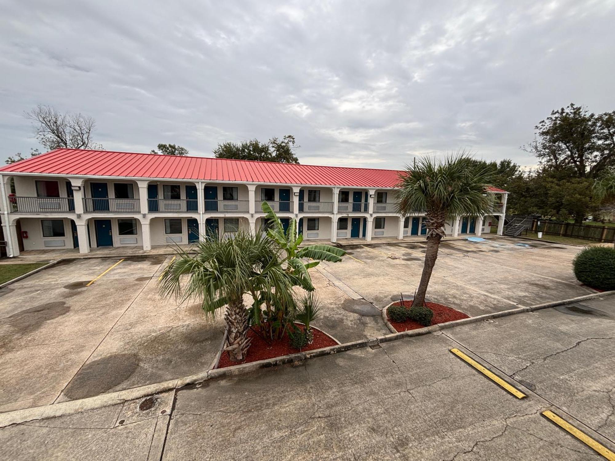 6-sulphur, La Hotel