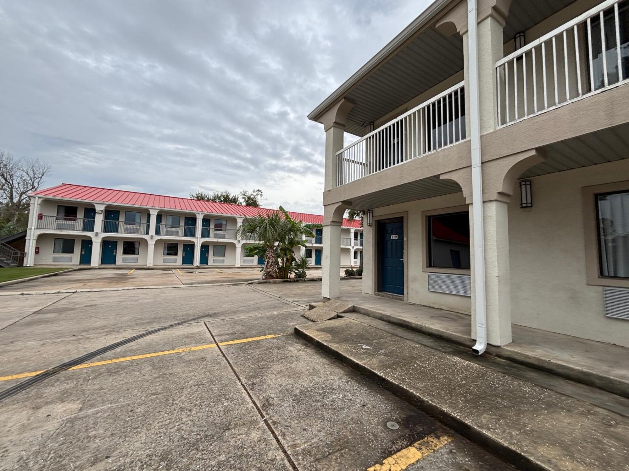 6-sulphur, La Hotel 2*