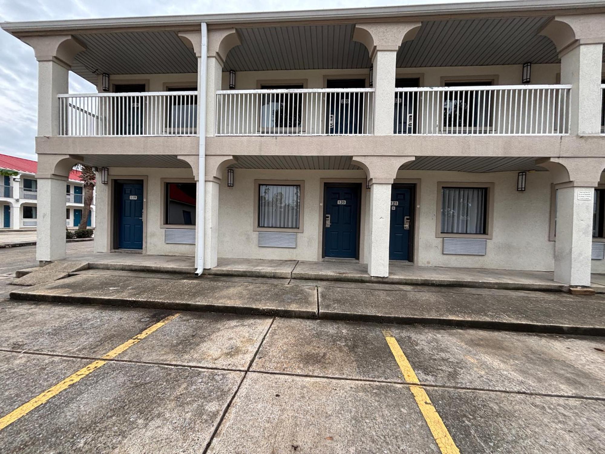 Hotel 6-sulphur, La 2*